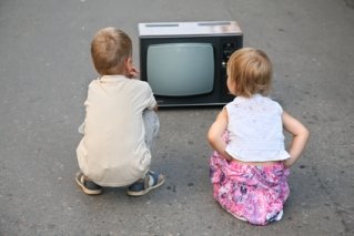 Rusiya televiziya aparıcılarına "ədəbsiz  danışıq"  qadağası gəlir