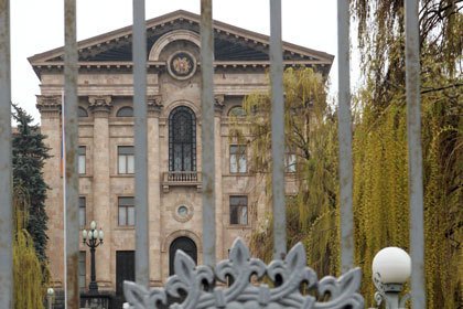 Ermənistan parlamenti qarşısında atışma olub