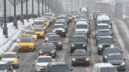 Moskvada  güclü qar nəqliyyatın gedişini çətinləşdirib